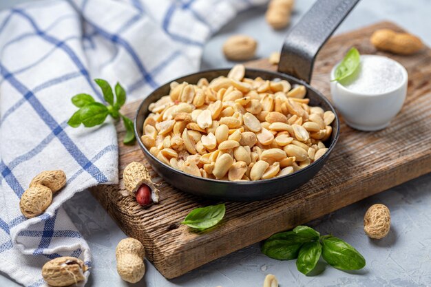 Foto deliciosos cacahuetes salados en una sartén