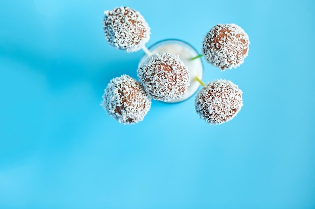 Deliciosos cake pops caseros de coco y chocolate amargo