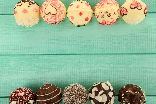 Deliciosos cake pops en mesa de madera