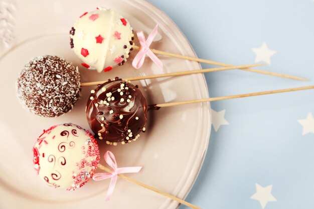 Deliciosos cake pops en el plato, de cerca