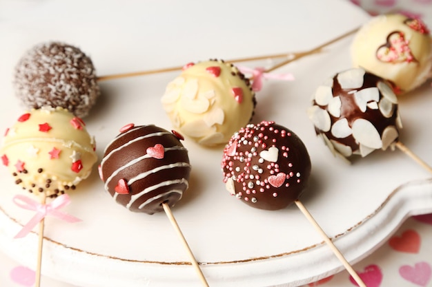 Deliciosos cake pops en el plato, de cerca