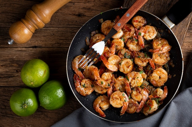 Deliciosos camarões grelhados em fundo de madeira