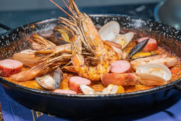 Foto deliciosos camarones asados con lechuga y limón