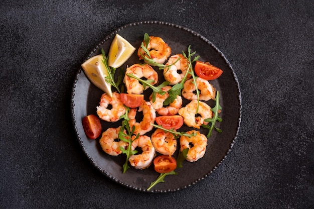 Deliciosos camarones cocidos con rúcula de tomate y limón