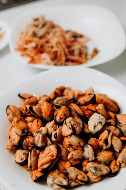 Foto deliciosos camarones y mejillones mariscos en un plato blanco