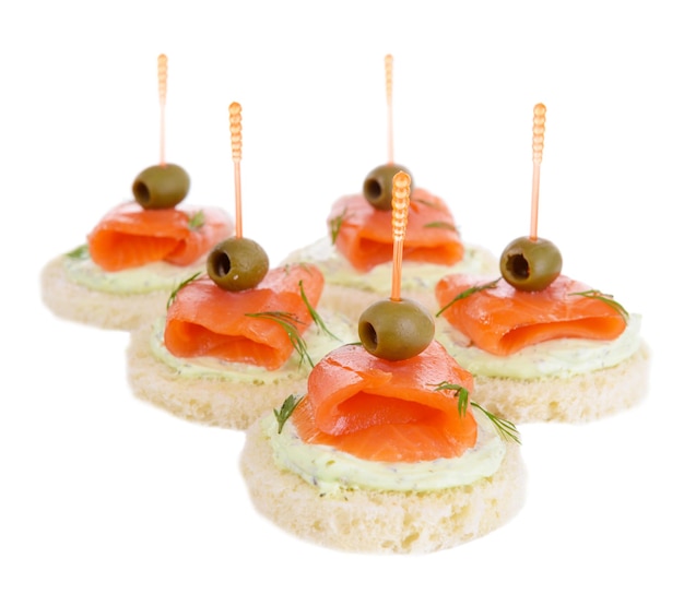 Deliciosos canapés aislado en blanco