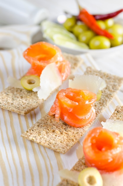 Deliciosos canapés de aperitivo con salmón y queso