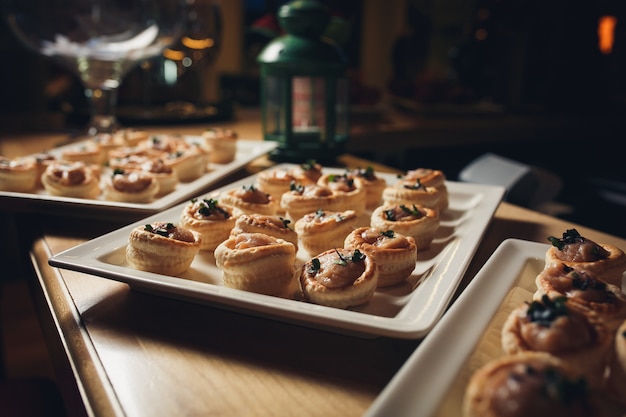 Deliciosos canapés como plato de evento.