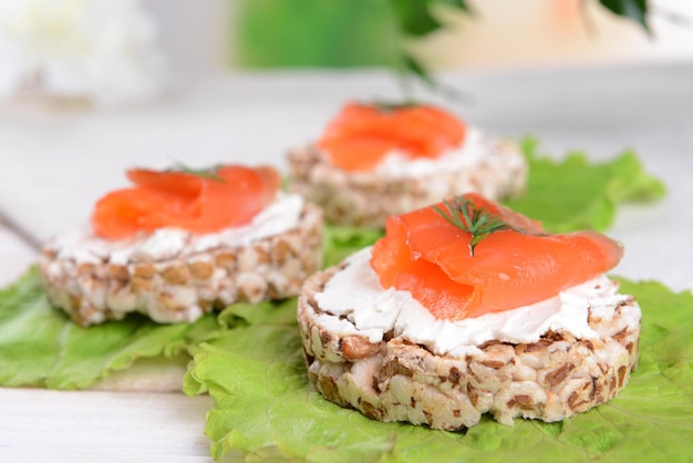 Foto deliciosos canapes en la mesa de cerca