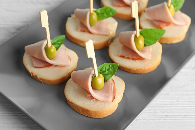 Deliciosos canapés para chá de bebê no prato