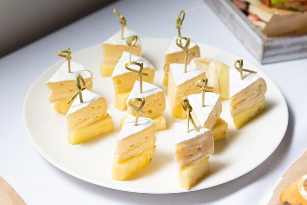 Deliciosos Canapés de Piña y Queso en brochetas perfectos para cualquier mesa de snacks de fiesta