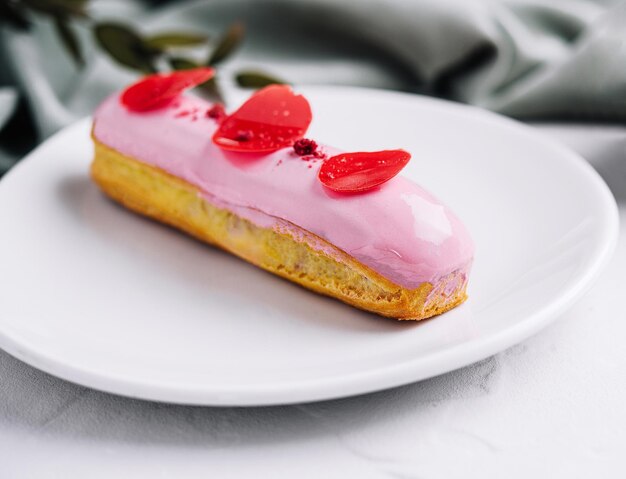 Deliciosos canutillos con glaseado de frambuesa rosa