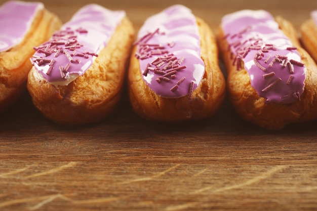 Deliciosos canutillos en primer plano de la mesa de madera