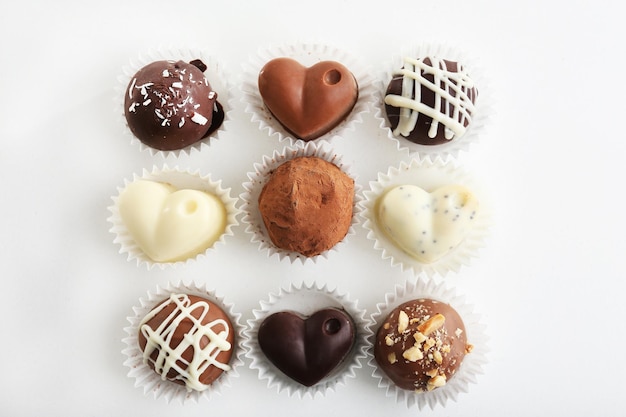 Deliciosos caramelos de chocolate aislados en blanco