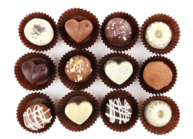 Deliciosos caramelos de chocolate aislados en blanco
