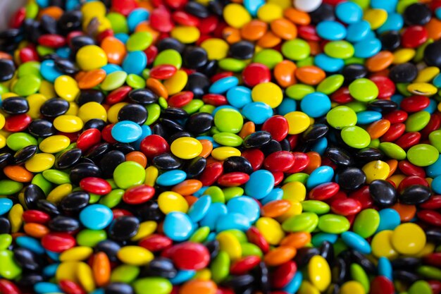 Deliciosos caramelos de colores en el mercado.