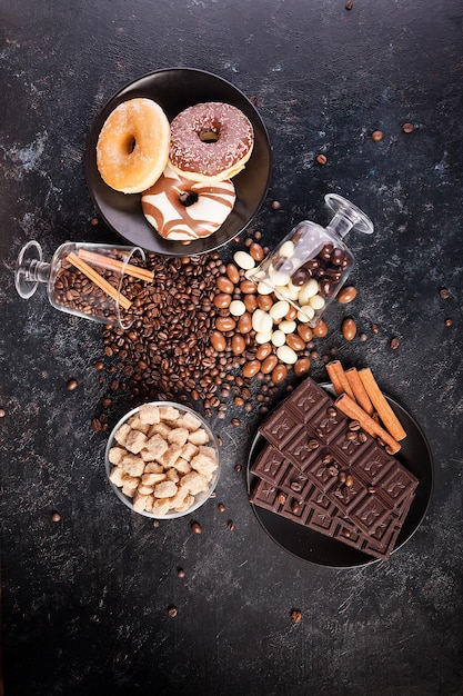 Deliciosos caramelos y dulces en una tabla de madera oscura. Foto de estudio. Vista superior