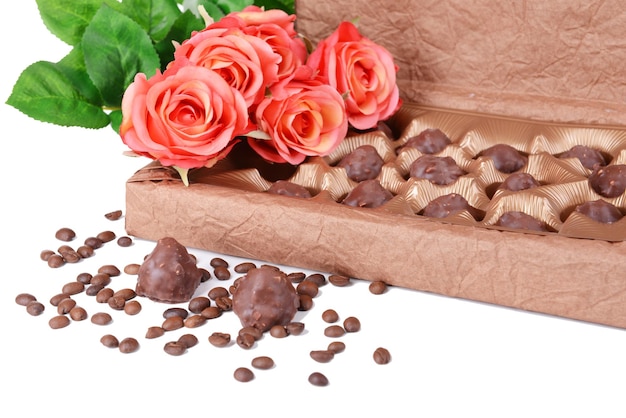 Deliciosos chocolates en caja con primer plano de flores