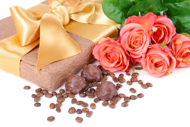 Deliciosos chocolates en caja con primer plano de flores