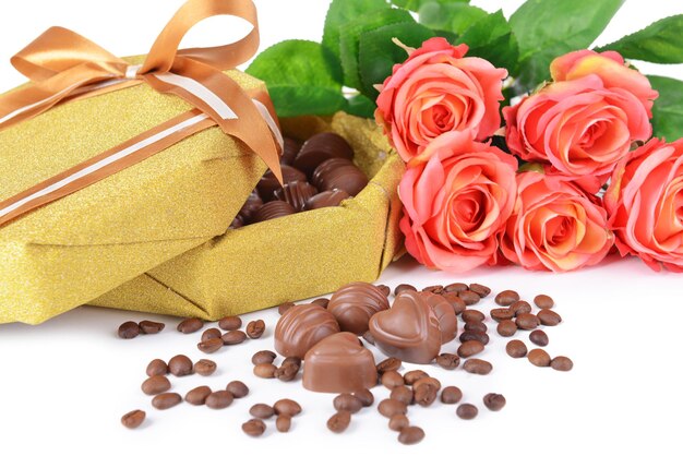 Deliciosos chocolates en caja con primer plano de flores