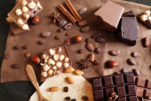 Deliciosos chocolates con especias de nueces en primer plano de la mesa