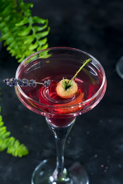 Deliciosos cocktails com campari, gin, vermute e bagas