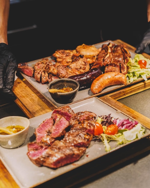 Deliciosos cortes de carne bovina em churrascaria argentina.