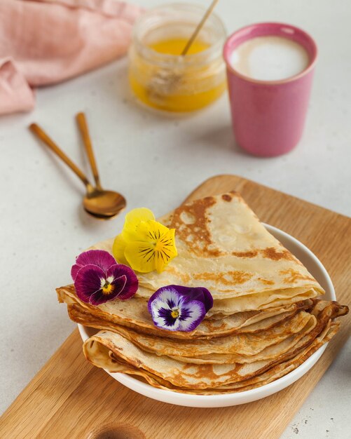 Deliciosos crepes en platos, tazas de café. Concepto de desayuno, postre, receta, cocina francesa, Maslenitsa.