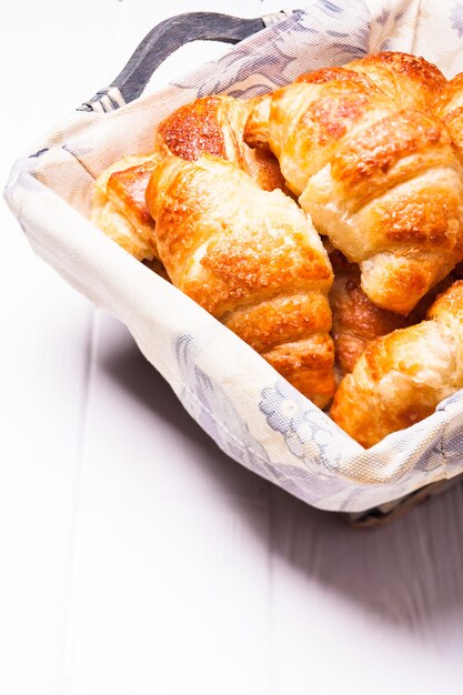 Los deliciosos croissants en una canasta para el desayuno.