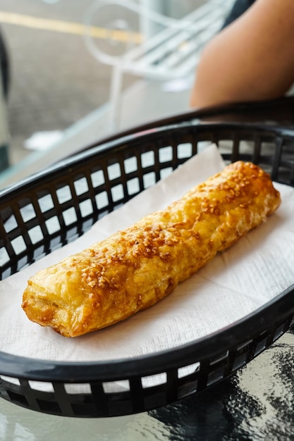 Deliciosos croissants caseros coronados con un poco de almendra y azúcar