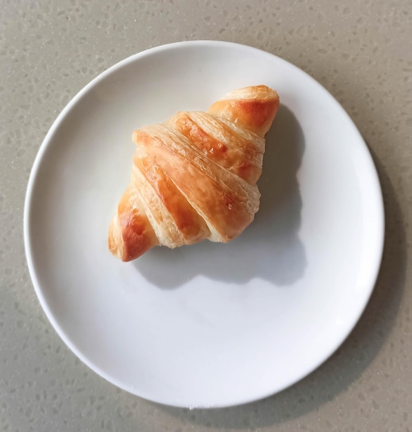 Foto deliciosos croissants crujientes en un plato