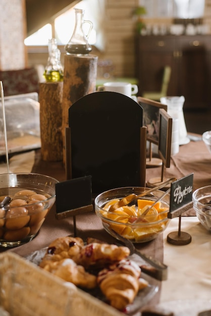 Deliciosos croissants para desayunar en la mesa de buffet del restaurante