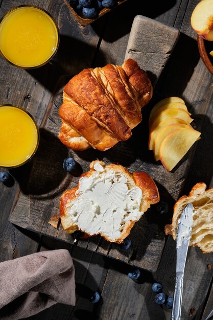 Deliciosos croissants para el desayuno. Tartas caseras frescas con frutos rojos, mermelada, queso crema y fruta.