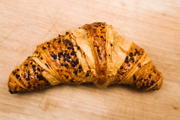 Deliciosos croissants de mantequilla en la mesa de madera vieja