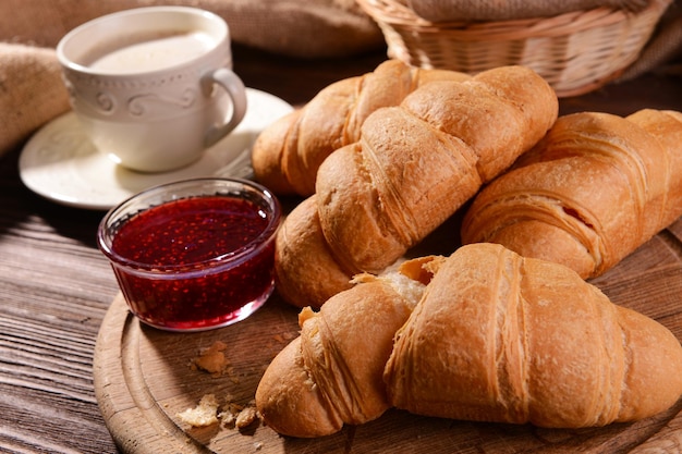 Deliciosos croissants na mesa closeup