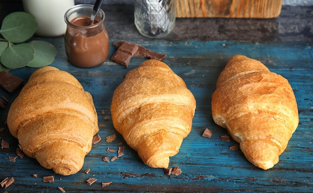 Deliciosos croissants recién hechos con chocolate a bordo