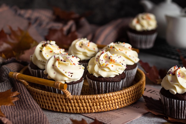 Deliciosos cupcakes de chocolate con crema blanca y relleno de bayas espolvoreadas