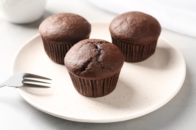 Deliciosos cupcakes de chocolate en el primer plano de la mesa blanca