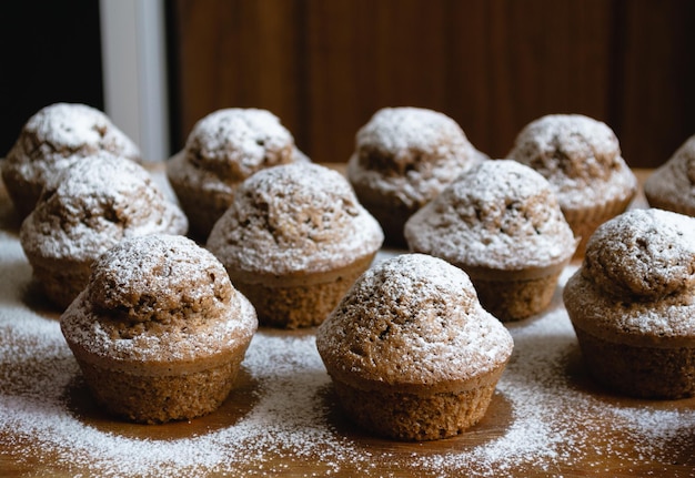 Deliciosos cupcakes de chocolate assados polvilhados com açúcar de confeiteiro branco