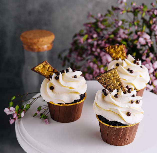 Deliciosos cupcakes de chocolate com chantilly