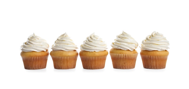 Deliciosos cupcakes decorados com creme no fundo branco