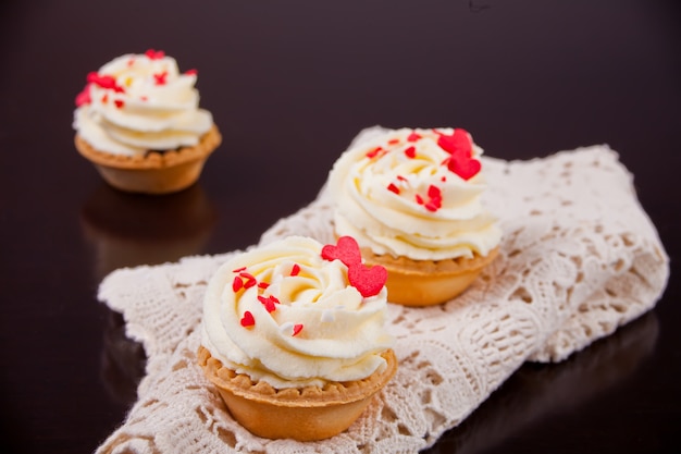 Deliciosos cupcakes para el día de san valentín sobre fondo negro