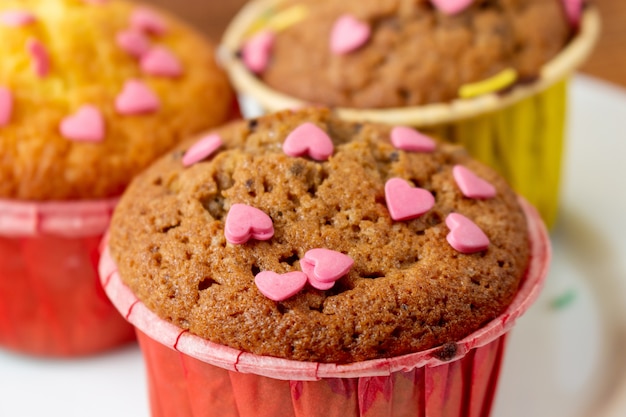 Deliciosos cupcakes con dulces de corazón para San Valentín