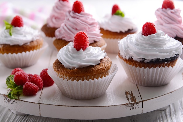 Deliciosos cupcakes con frutos rojos en la mesa de cerca