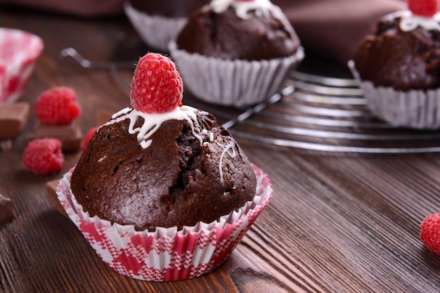 Deliciosos cupcakes con frutos rojos en la mesa de cerca