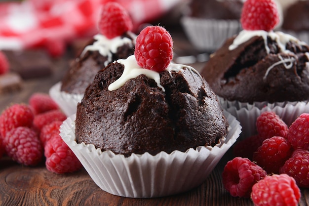 Deliciosos cupcakes con frutos rojos en la mesa de cerca