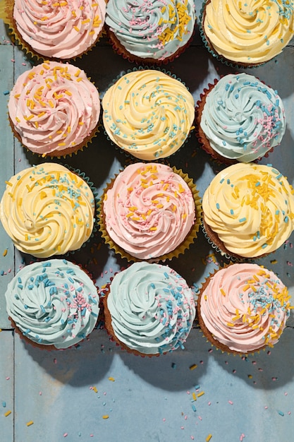 Deliciosos cupcakes con glaseado plano