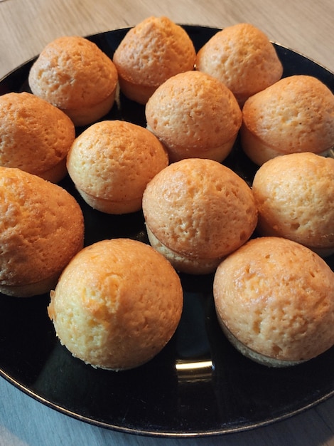 Deliciosos cupcakes hinchados en un plato sobre la mesa