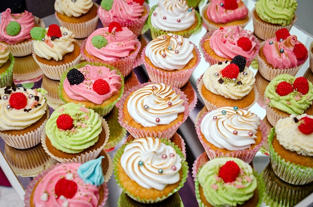 Foto deliciosos cupcakes en una mesa de madera blanca