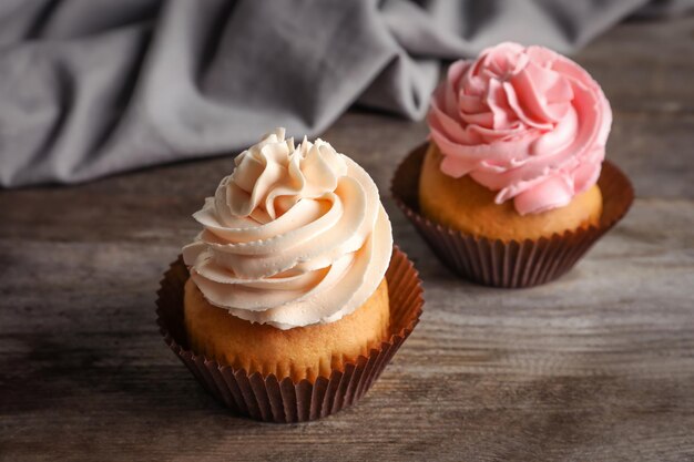 Deliciosos cupcakes en mesa de madera